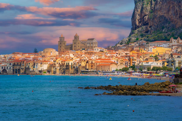 ciudad de cefalu en el mar mediterráneo en el verano - sicilia fotografías e imágenes de stock