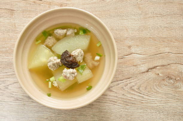 melone invernale bollito con braciola di maiale e zuppa di funghi - white gourd foto e immagini stock