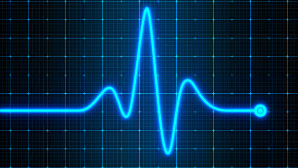 garis kardiogram bercahaya dengan kertas grafik biru di latar belakang. konsep penelitian medis dan kesehatan - memeriksa denyut nadi potret stok, foto, & gambar bebas royalti