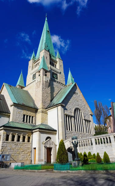 augustinuskirche bei bewölktem tag - augustine stock-fotos und bilder