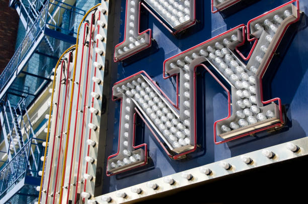 nueva york firma en luces - distrito de los teatros de manhattan fotografías e imágenes de stock