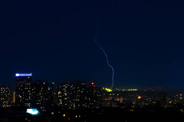 relâmpago atingir mais de noite cidade - lightning strike - fotografias e filmes do acervo