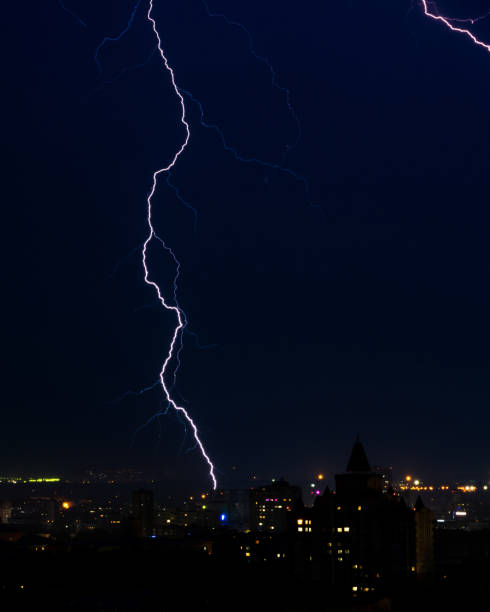 uderzeniem pioruna w nocy miasto - lightning strike zdjęcia i obrazy z banku zdjęć