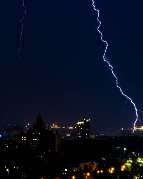 relâmpago atingir mais de noite cidade - lightning strike - fotografias e filmes do acervo