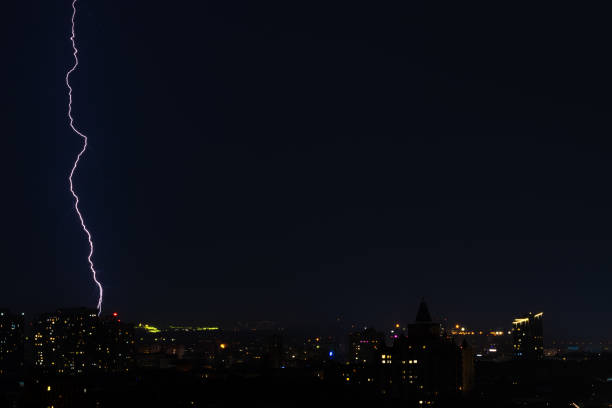 relâmpago atingir mais de noite cidade - lightning strike - fotografias e filmes do acervo