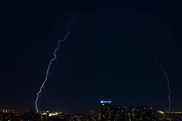 relâmpago atingir mais de noite cidade - lightning strike - fotografias e filmes do acervo