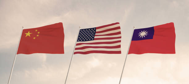 曇った青空を背景に振る中国、台湾、アメリカの国旗、3dリダーのアメリカ、中国共産党中国共産党。3dレンダリング。 - japanese military ストックフォトと画像