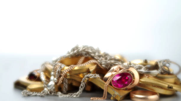 um pedaço de metais preciosos em foco macio. - gold jewelry earring bracelet - fotografias e filmes do acervo