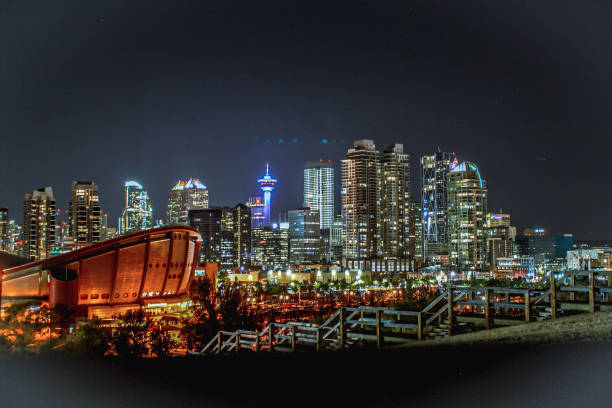 vista noturna no centro de calgary - scotiabank saddledome - fotografias e filmes do acervo