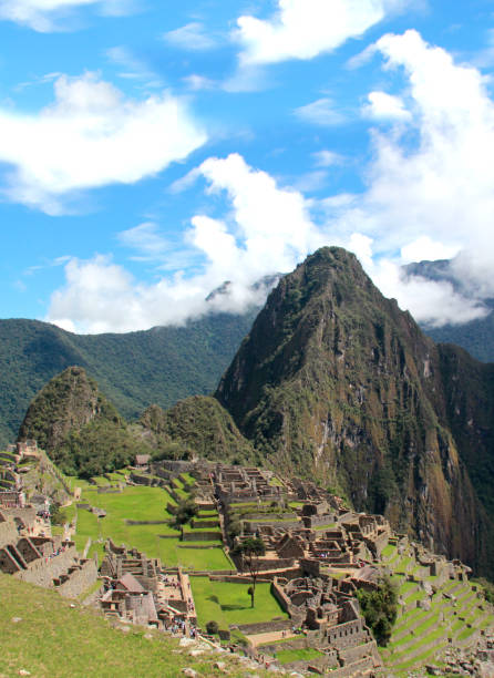 machu picchu, ancienne ville inca, l’un des trésors les plus précieux du pérou. signifie vieille montagne, une destination touristique considérée comme l’une des sept nouvelles merveilles du monde moderne et un site du patrimoine mondial - new seven wonders of the world photos et images de collection