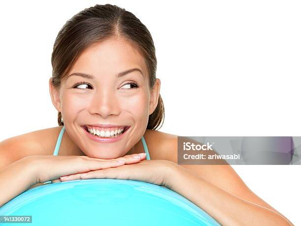 Mulher Jovem Sorridente Na Bola De Exercício - Fotografias de stock e mais imagens de 20-29 Anos - 20-29 Anos, Adulto, Apontar - Sinal Manual