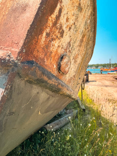 navire abandonné à la baie - moored passenger ship rope lake photos et images de collection