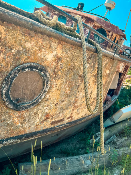navire abandonné à la baie - moored passenger ship rope lake photos et images de collection