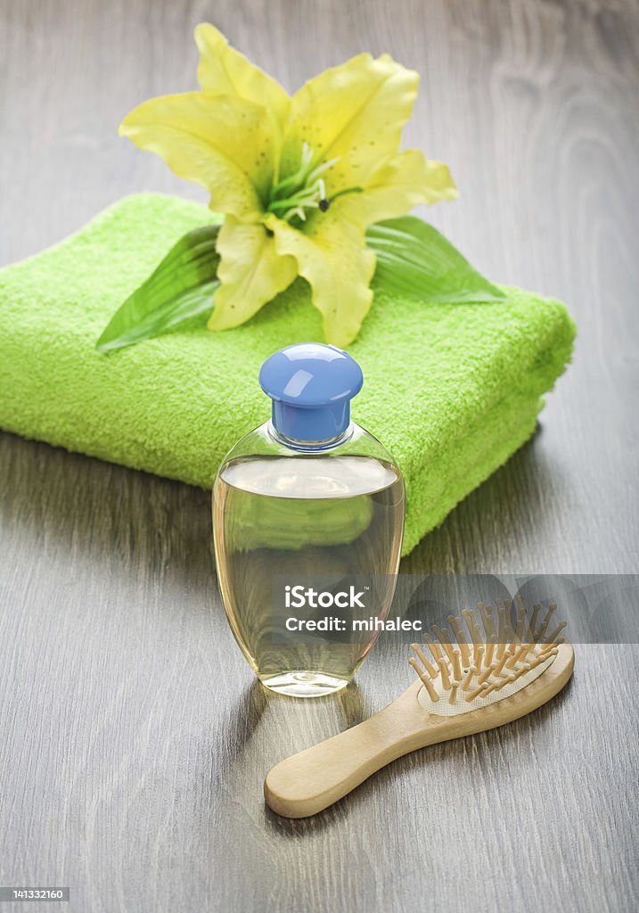 Bottiglia Spazzola per capelli asciugamano e fiori - Foto stock royalty-free di Asciugamano