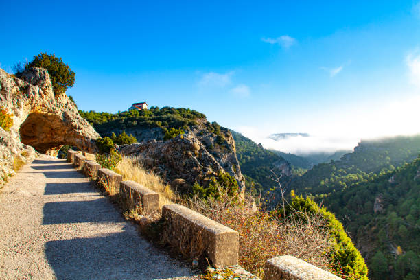istock Camino al mirador 1413324596