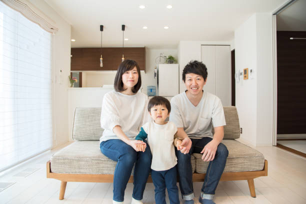 junge japanische dreiköpfige familie - detached house fotos stock-fotos und bilder