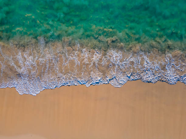 航空写真の性質 日没時のトップダウンビーチの砂と海水の波。トロピカルシー アンダマン海 - water wave water surface wave pattern ストックフォトと画像