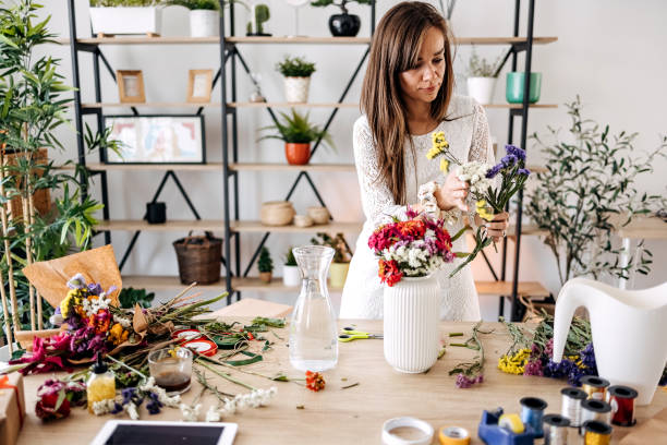 花飾りを作る女性 - flower arranging ストックフ�ォトと画像