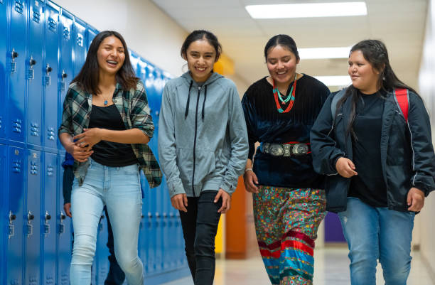 gruppo di liceali che camminano su un corridoio - high school age foto e immagini stock