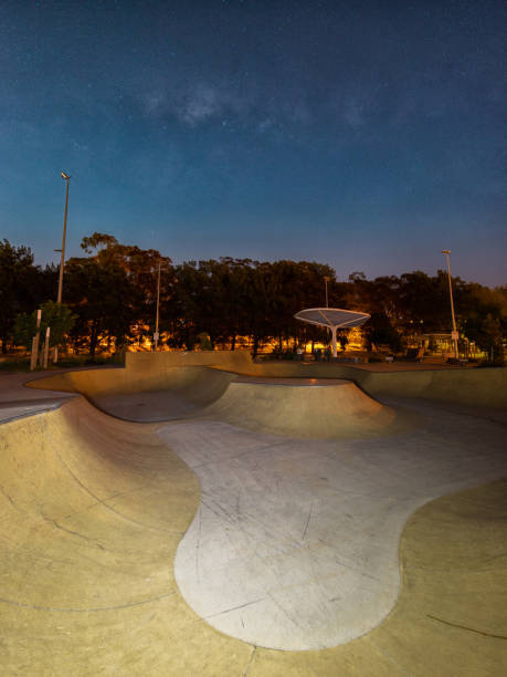 skatepark pod gwiazdą - quarter pipe zdjęcia i obrazy z banku zdjęć