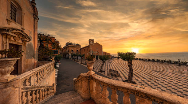 piazza ใน taormina, ซิซิลี, อิตาลี - taormina ภาพสต็อก ภาพถ่ายและรูปภาพปลอดค่าลิขสิทธิ์