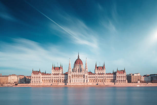 ungarisches parlamentsgebäude in budapest - budapest danube river river hungary stock-fotos und bilder