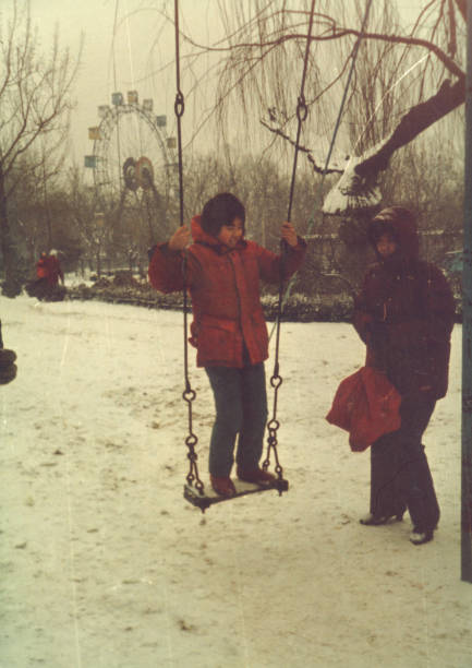 petite fille chinoise des années 1980 et mère dans la neige photo de la vie réelle - chinese ethnicity photos photos et images de collection