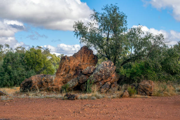 devil's rock, un'antica formazione rocciosa dove il popolo locale ngemba svolge i loro riti cerimoniali - old dirt road foto e immagini stock