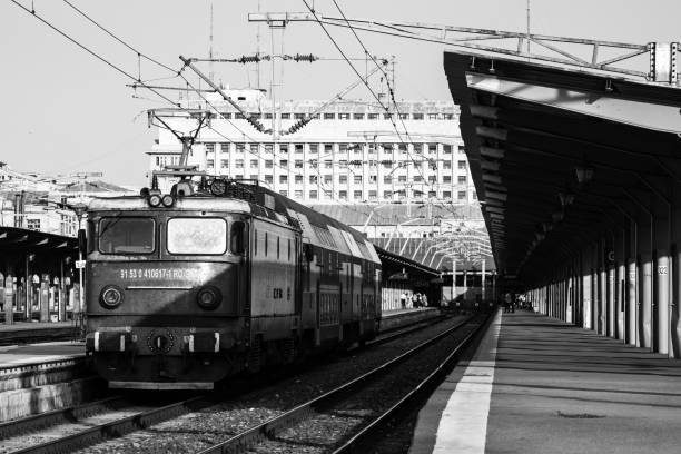 trem na estação ferroviária norte de bucareste (gara de nord bucareste) romênia, 2022 - cfr - fotografias e filmes do acervo