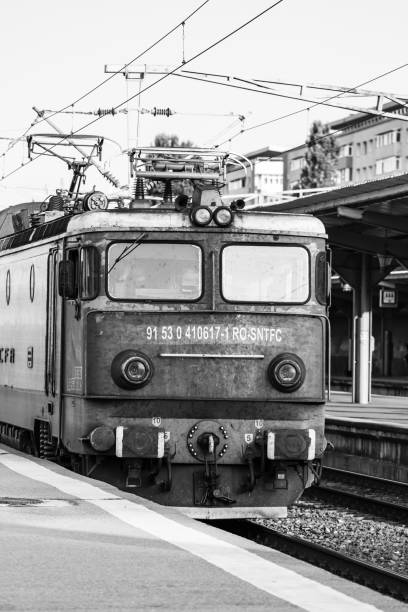 trem na estação ferroviária norte de bucareste (gara de nord bucareste) romênia, 2022 - cfr - fotografias e filmes do acervo