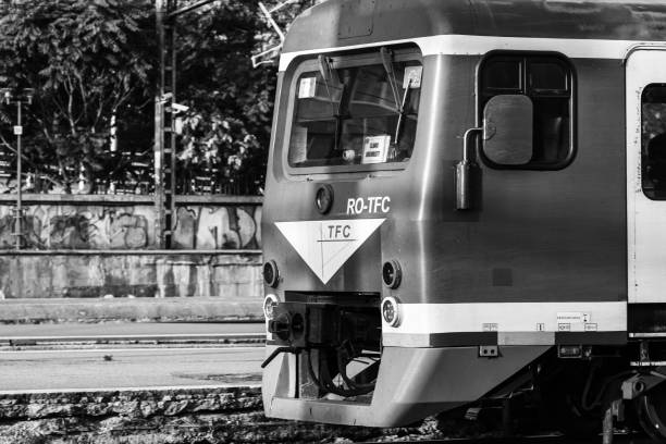 treno alla stazione ferroviaria di bucarest nord (gara de nord bucarest) romania, 2022 - cfr foto e immagini stock