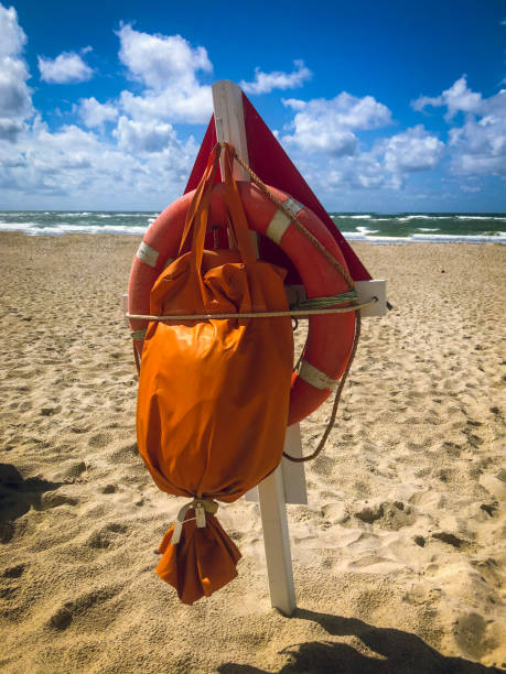 해변의 라이프벨트 - lifeguard orange nature beach 뉴스 사진 이미지