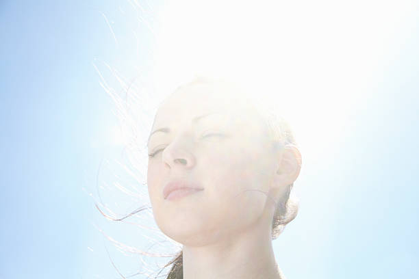 sonriendo womanâ  s face contra el cielo azul - clear thinking fotografías e imágenes de stock