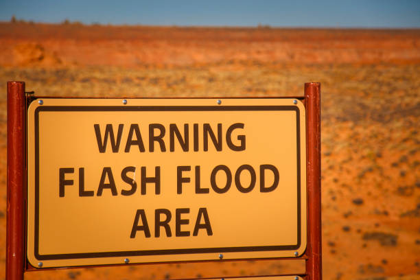 una señal de advertencia para inundaciones repentinas en un lecho de río seco cerca de antelope canyon en page, arizona - lower antelope canyon flash fotografías e imágenes de stock