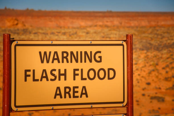 предупреждающий знак о внезапных наводнениях в сухом русле реки возле каньона антилопы в пейдже, штат аризона - lower antelope canyon flash стоковые фото и изображения