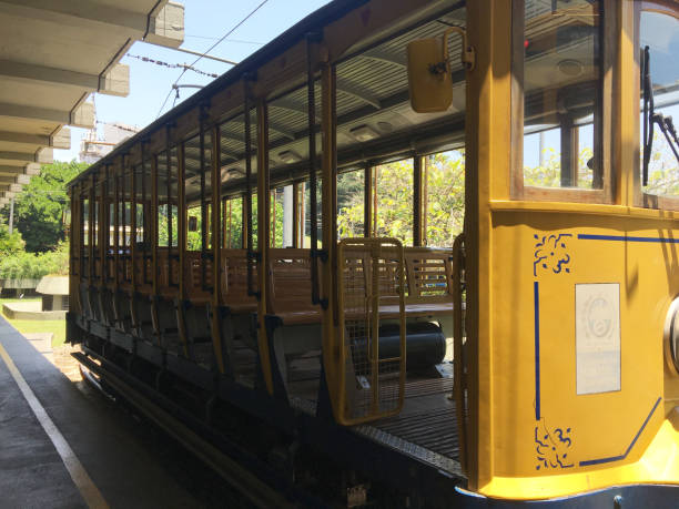 miejski żółty pociąg zatrzymał się na stacji wsiadania w santa tereza w rio de janeiro. brazylia - suburb rio de janeiro color image land vehicle zdjęcia i obrazy z banku zdjęć