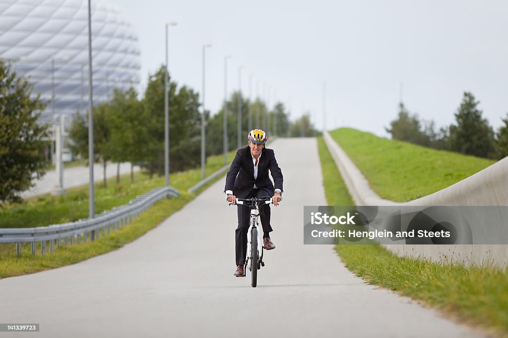 Homme d'affaires d'équitation vélos dans un parc urbain - Photo de Ville - Milieu urbain libre de droits