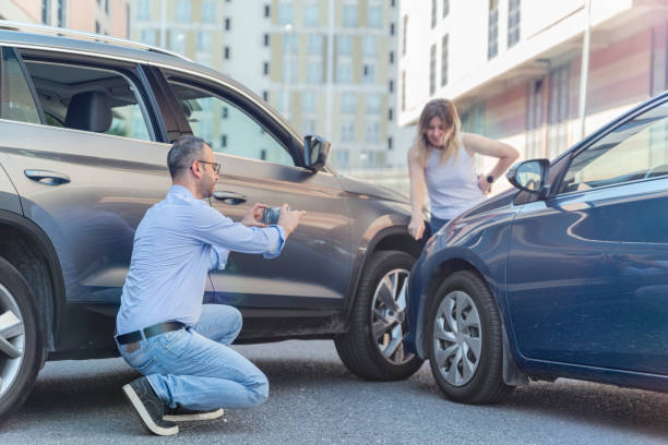 충돌 후 자동차 사진 촬영 - car insurance auto accidents accident 뉴스 사진 이미지