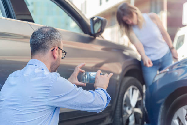 auto nach einem verkehrsunfall fotografieren - car insurance insurance agent damaged stock-fotos und bilder