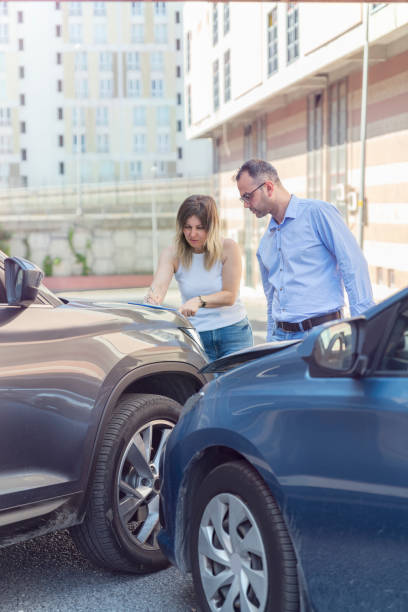 ausfüllen des verkehrsunfallformulars - auto accidents fotos stock-fotos und bilder