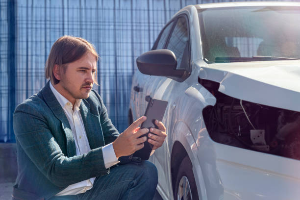 fotografowanie samochodu po wypadku drogowym - car insurance insurance agent damaged zdjęcia i obrazy z banku zdjęć