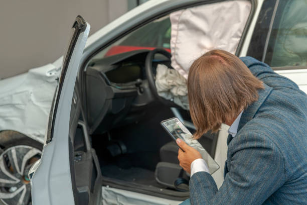 inspektion von autoschäden nach einem großen verkehrsunfall - car insurance insurance agent damaged stock-fotos und bilder
