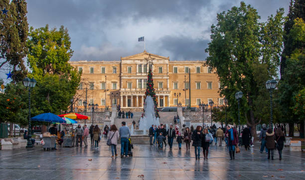 bâtiment du parlement grec, de la place syntagma, de la rue et de la ville d’athènes. - syntagma square photos et images de collection