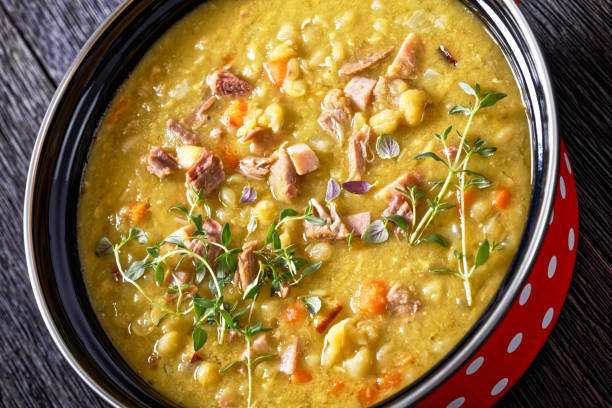 zuppa finlandese di piselli sdoppiati hernekeitto con carne di maiale - split pea foto e immagini stock