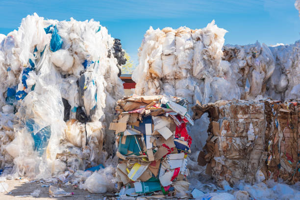 куча спрессованных пластиковых и бумажных отходов на заводе по переработке отходов - multi colored paper color image garbage стоковые фото и изображения
