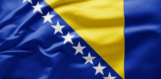 sventolando bandiera nazionale della bosnia-erzegovina - bosnia herzegovinan flag foto e immagini stock