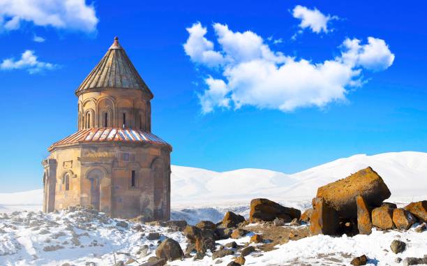 sito ani delle città storiche (ani harabeleri): primo ingresso in anatolia, importante via della seta nel medioevo e. chiesa storica e tempio al tramonto ad ani, kars, turchia. - middle of the road immagine foto e immagini stock