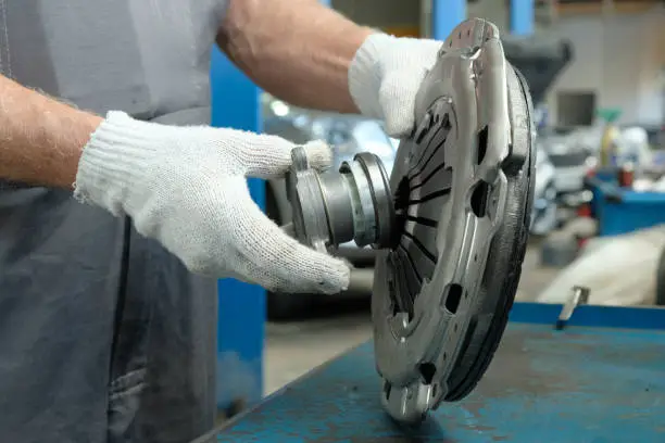 Compliance and integrity control of the drive disc, the driven disc and the exhaust bearing.
