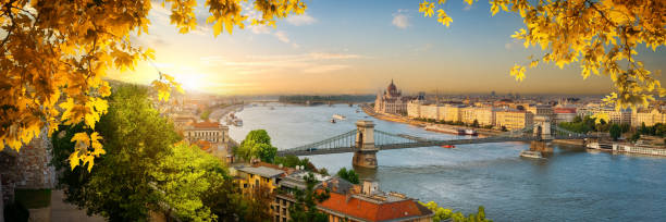 budapest al tramonto in autunno - royal palace of buda immagine foto e immagini stock