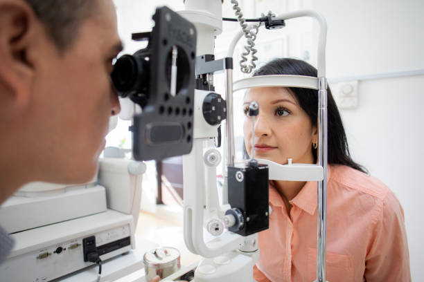 oculiste examinant une patiente - examen ophtalmologique photos et images de collection